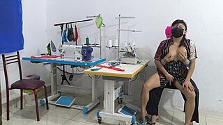 哇，看这个缝纫车间里的激烈诱惑！好热！🔥