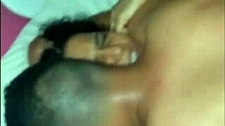 丈夫看着和年轻18+小伙享受热辣性爱