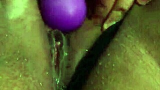 火辣熟女用假阳具在蒸汽淋浴中自慰