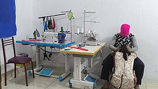 哇，看这个缝纫车间里的激烈诱惑！好热！🔥