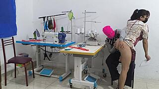 哇，看这个缝纫车间里的激烈诱惑！好热！🔥