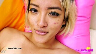 美丽亚洲模特在拍摄中展示性感身材，试镜时