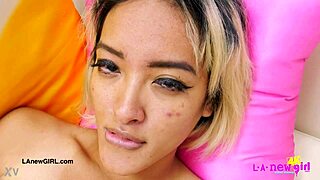 美丽亚洲模特在拍摄中展示性感身材，试镜时