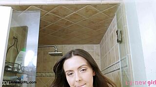 性感年轻模特在拍摄中淋浴