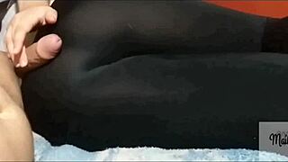 mi amiga se queda toda la noche en mi casa con ricos leggins pegados al culo al fin me deja grabarla