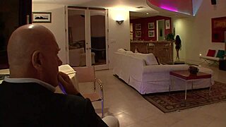 熟女Gia Jakarta扮演爸爸的乖女孩