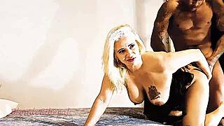 O negro superdotado fodeu at� deixar meu cu ardido e ainda gozou dentro trailer