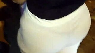 Acosando a madura venezolana culona en calles de Lima. Parte 2 shows her teasing in red thong outdoors.