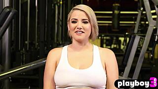 大屁股熟女和朋友一起健身