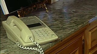 棕发妈妈在床上被儿子猛烈操！