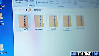 嘿，看这熟女在工作中被俄罗斯间谍随意使用！