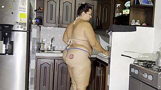 Madrastra Seduces in Kitchen, Sucking Hijastro with Unexpected Hot Finish