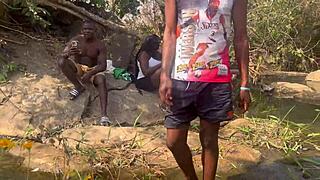 伙计，我们差点在河边被抓到性爱！