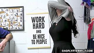 大胸美女偷东西被抓！她得到巨屌和激烈操干！