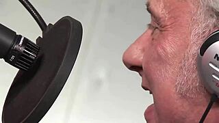 电台妓女参与粗暴3P群交。