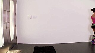 日本女孩先被舔，然后激烈干炮