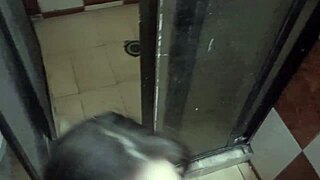 Entro a la ducha con mi hermanastra cachonda y la penetro duro hasta terminar dentro de ella con placer intenso