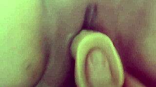 I'm dildoing my girlfriend's wet pussy