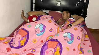 hijastro comparte cama con su gran culo madrastra - sexy milf mia sex