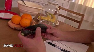 成熟日本女剃毛屄玩具玩后口交换内射