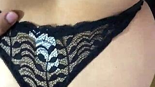 曲线哥伦比亚熟女大屁股在公共场合闪现并邀请年轻家伙回家