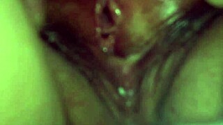 在她午睡时手指Loris的阴户。MILF在卧室安静自慰。