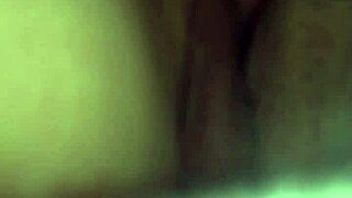 在她午睡时手指Loris的阴户。MILF在卧室安静自慰。