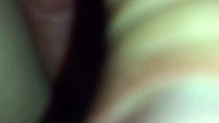 在她午睡时手指Loris的阴户。MILF在卧室安静自慰。