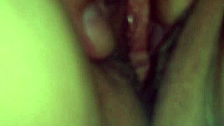 在她午睡时手指Loris的阴户。MILF在卧室安静自慰。