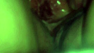 在她午睡时手指Loris的阴户。MILF在卧室安静自慰。