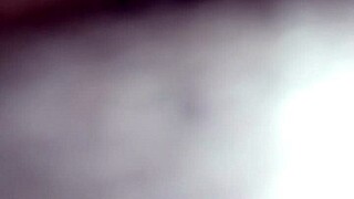 在她午睡时手指Loris的阴户。MILF在卧室安静自慰。