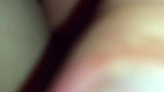 在她午睡时手指Loris的阴户。MILF在卧室安静自慰。