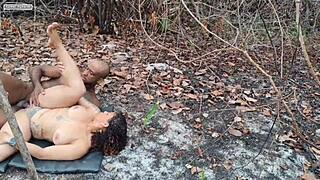 vizinha safada fode no mato com amante e dá o cu com raiva do corno