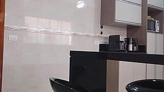 Meu Enteado Novinho Pauzudo Gozou Litro de Porra na Minha Boca