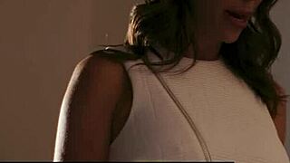 Alexis Fawx发现Jake Adams操熟女赚钱，求轮到她，被舔和传教士骑