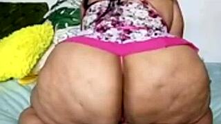 Madre caliente quiere un poco de atención y te muestra su culo gordo 😏