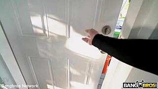 嘿小猫，今晚想用你那光溜溜的拉丁妹逼清理我的鸡巴吗？