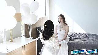 继女们接受成熟鸡巴来获得狂野群交经验和硬核动作