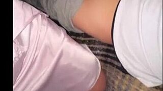 This madrastra mexicana chichona is fucking her hijastro estudiante in his room, she entered horny to convince him, homemade milf amateur