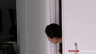 后妈给疲惫的继子手淫禁忌时刻