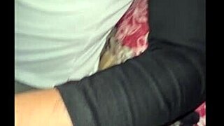 This madrastra mexicana chichona is fucking her hijastro estudiante in his room, she entered horny to convince him, homemade milf amateur