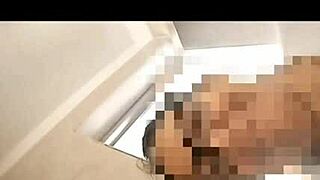 纹身哥伦比亚拉丁成熟棕发和年轻18+在乡村邂逅。