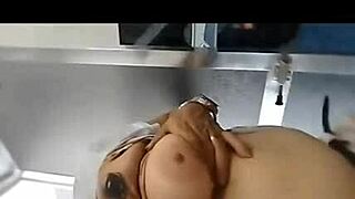 纹身哥伦比亚拉丁成熟棕发和年轻18+在乡村邂逅。