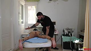 我给熟女做放松按摩，最后手活爽翻