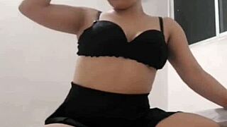 hermosa colegiala shows off her big ass and voluptuous body.