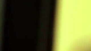 丰满后妈被继女用玩具取悦在女同剧情里