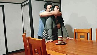 在角色扮演中收拾桌子时操继母