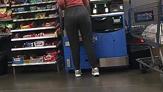 Blonde Milf Shows Off Nice Ass in Spandex