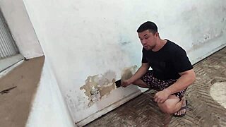 Casa nova trollando minha namorada jogando barata nela