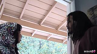 沮丧的黑人BBW妻子引诱家伙出轨操